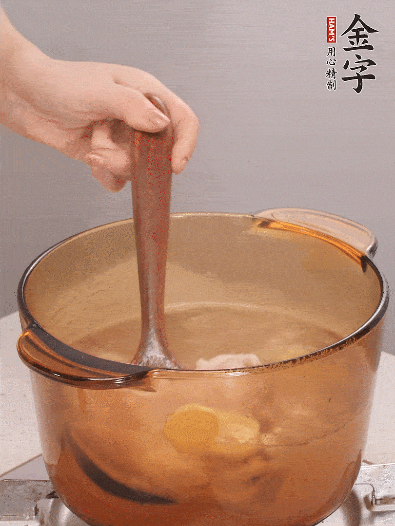 鴨肉、白果、火腿、生姜一起放入砂鍋，清水沒過食材，大火燉煮1小時