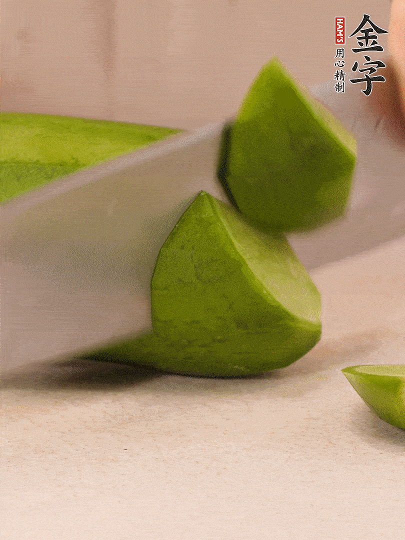 青、紅蘿卜洗凈，去皮切大塊