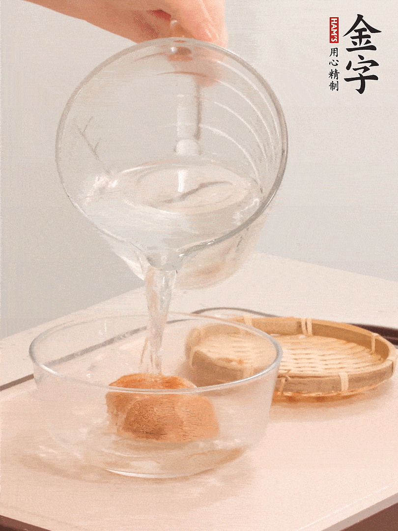 猴頭菇至少泡發(fā)半小時(shí)，將浸泡后的黃水?dāng)D干；