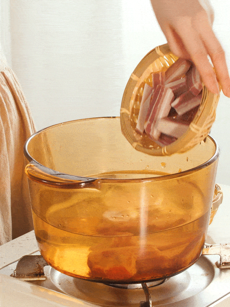 咸肉、排骨加料酒 蔥段 生姜 一起冷水下鍋焯水撈出