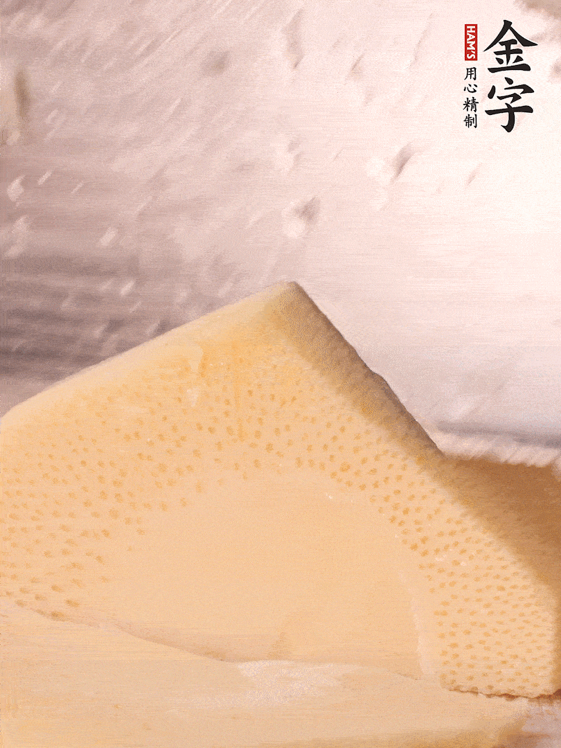 冬筍處理干凈，切滾刀塊，開水焯燙去除澀味