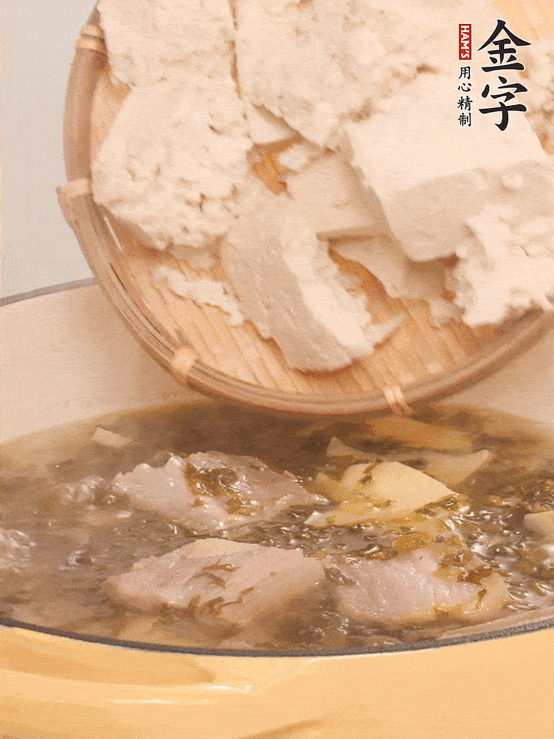 往鍋里加入一倍的水，加豆腐