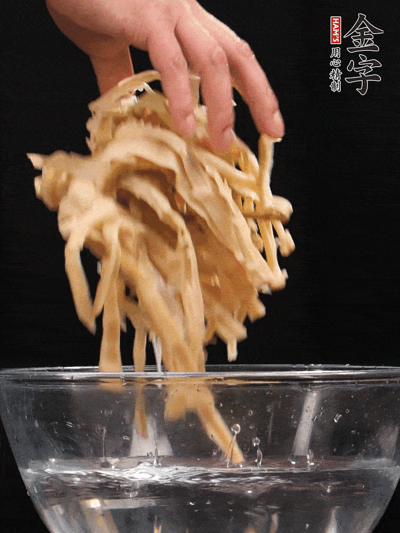 天目山筍干1把，清洗表面鹽分，用手撕成長條