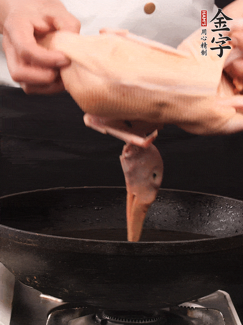 處理干凈的老鴨1只，黃酒小半碗，姜幾片，一起放入冷水，煮沸焯水3分鐘，去除血沫