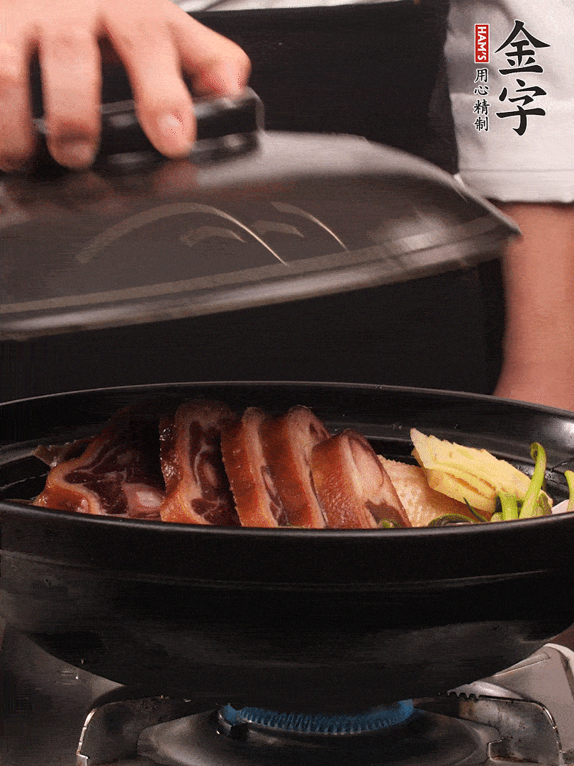 砂鍋蓋蓋子密封，大火燒開后轉(zhuǎn)小火，燜煮2小時