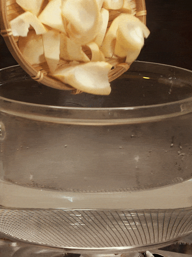 春筍切塊，焯水去除澀味