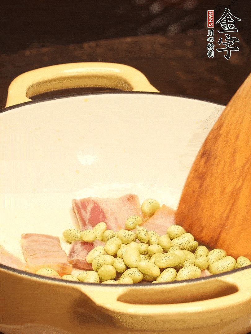 加入青豆、香菇翻炒出香味