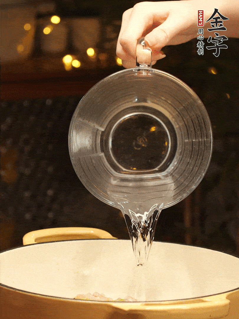 加入120ml水，蓋上蓋子燜幾分鐘撒上蔥花，美美的擺個盤~