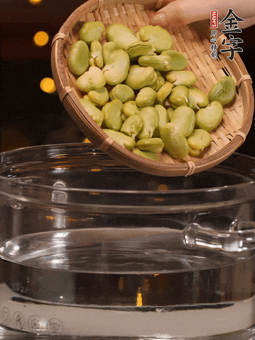 蠶豆剝殼，一起放入鍋中開水焯2分鐘去澀