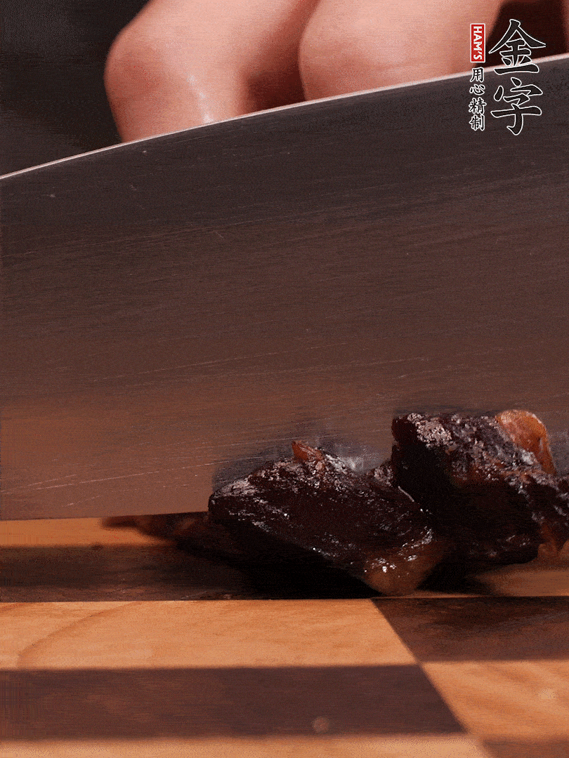 金字醬油肉整塊放入鍋中煮至7成熟，切成小塊