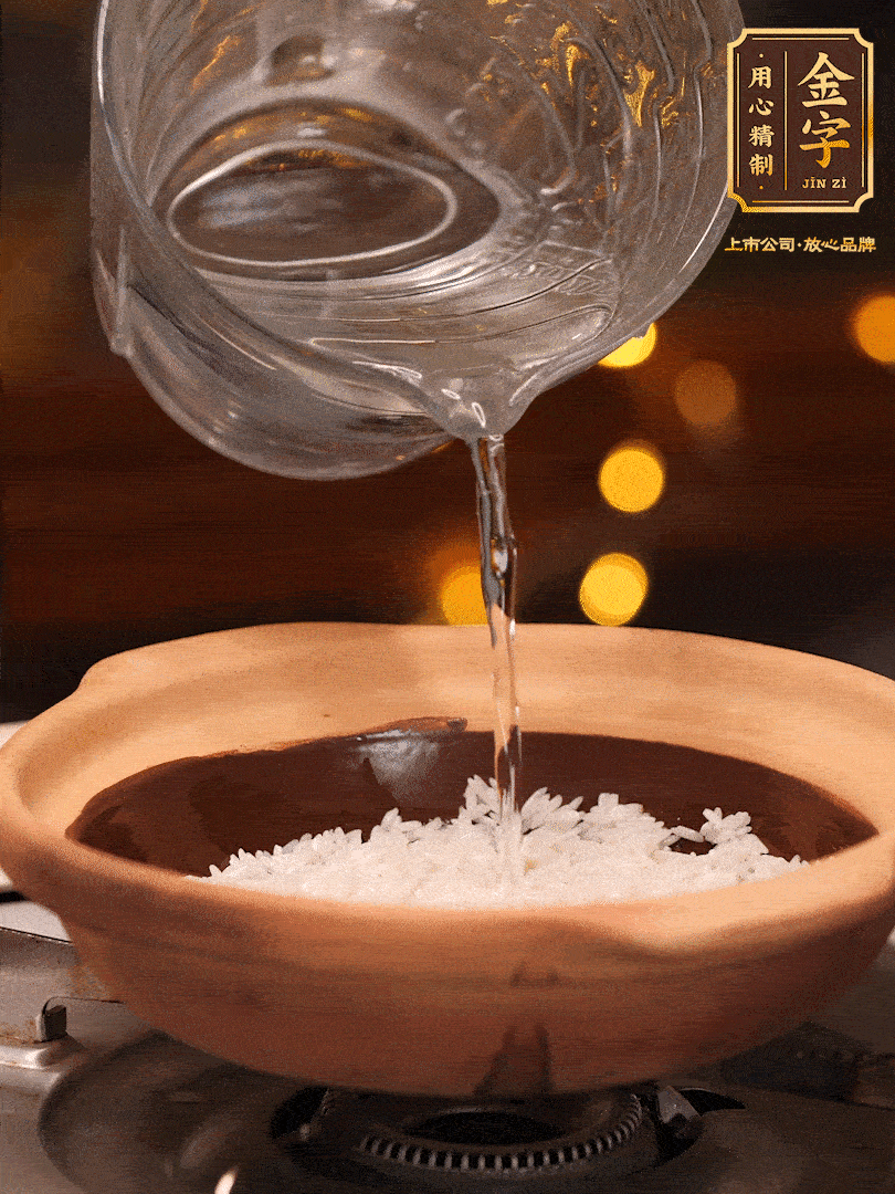 選一個(gè)中意的砂鍋加入1勺花生油并刷勻，倒入泡好的絲苗米、開大火煮至沸騰冒大泡后，轉(zhuǎn)中火蓋蓋燜煮5分鐘