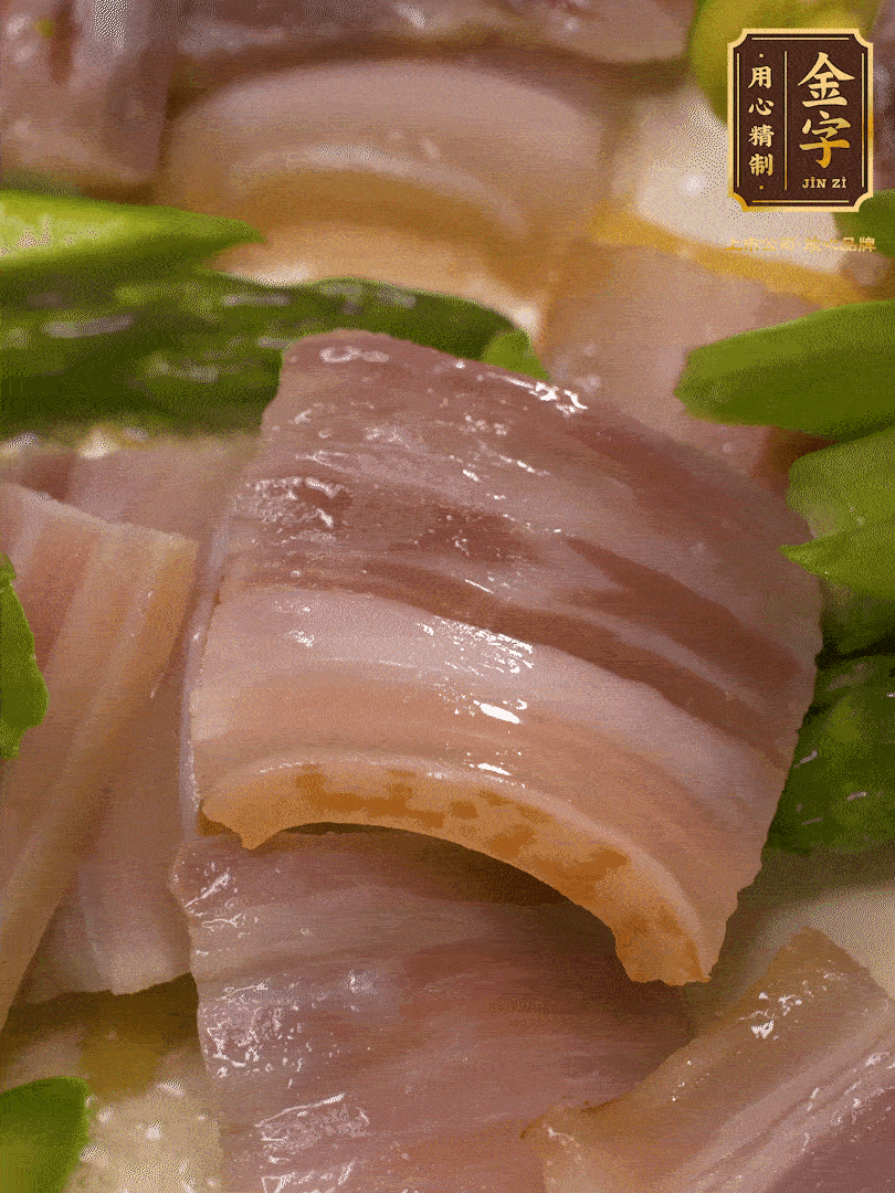 依次下蠶豆、蘆筍、白蘑菇翻炒均勻