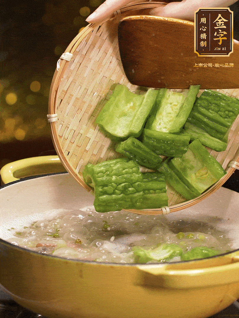 最后在放苦瓜燒開，放一點(diǎn)點(diǎn)調(diào)味糖，燉煮20分鐘