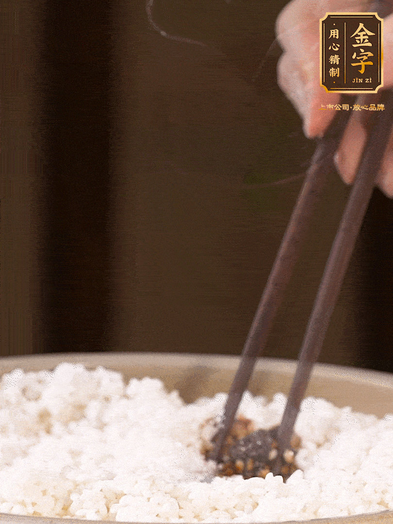 糯米淘洗干凈，浸泡4小時，控干水分后，加鹽、糖、老抽調(diào)味調(diào)色