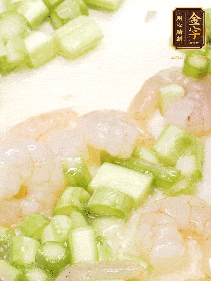 熱油煎香蝦仁，下香腸、蘆筍翻炒，盛出備用。