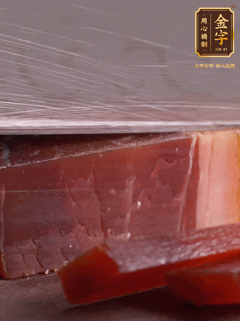 準(zhǔn)備食材。選用足年發(fā)酵的金字火腿，煲出來的湯更加鮮美?；鹜惹谐杀∑?，溫水浸泡5分鐘。