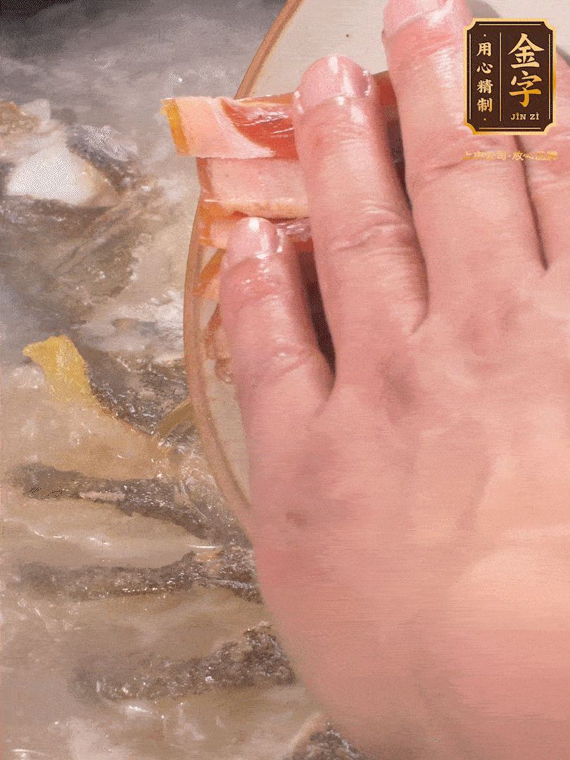 將煎好的魚，倒入三大碗開水。大火煮開后放入1個(gè)蔥結(jié)、2片姜片和1勺料酒和火腿片