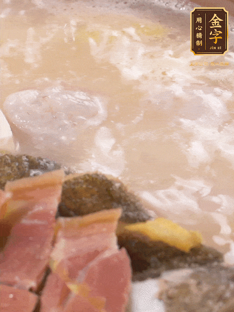 大火煮至沸騰后，轉(zhuǎn)至砂鍋中，繼續(xù)燉煮。這個(gè)時(shí)候可以放入一些自己喜歡吃的配菜比如蝦滑、內(nèi)酯豆腐來添味