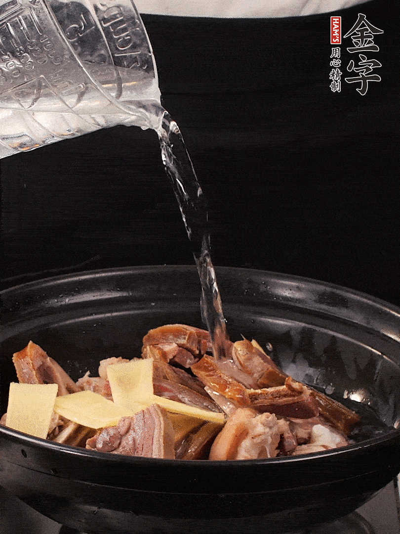 火腿、豬腳放到大砂鍋里，黃酒提鮮，蔥姜去腥，加2kg純凈水沒過食材。水一定要放足，中途最好不能加水