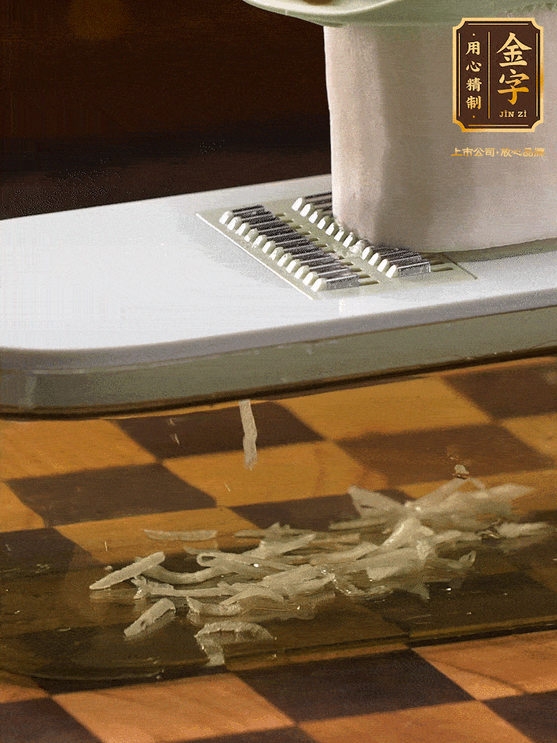 蘿卜切絲 ，加少許的鹽 抓拌均勻后，腌制十五分鐘