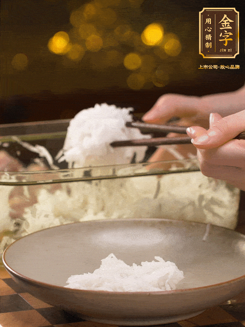 腌好的蘿卜絲控干水份用筷子夾出 、放在盤子底部