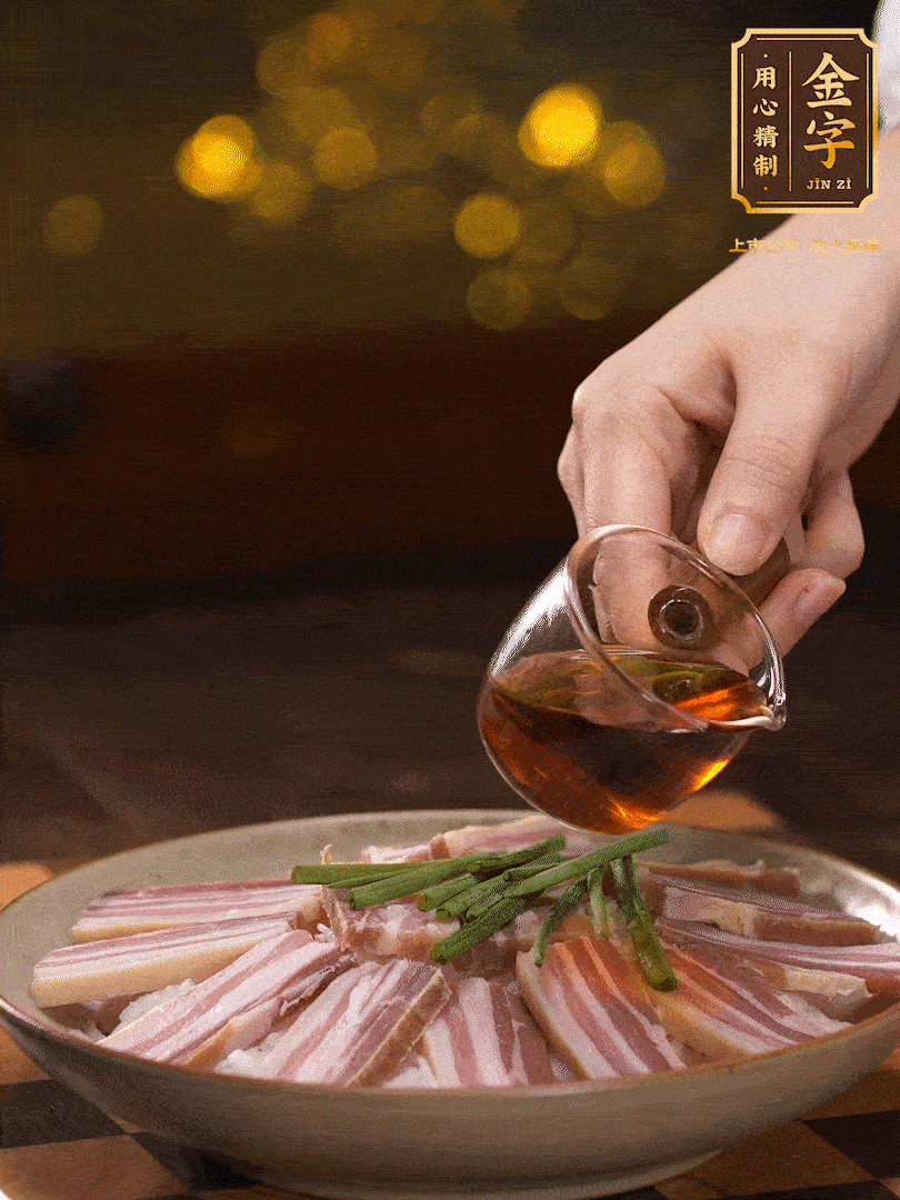 把切好的咸肉，均勻的鋪在蘿卜絲的四周頂部放少許蔥段 淋上少許料酒，放入鍋中 大火蒸二十分鐘