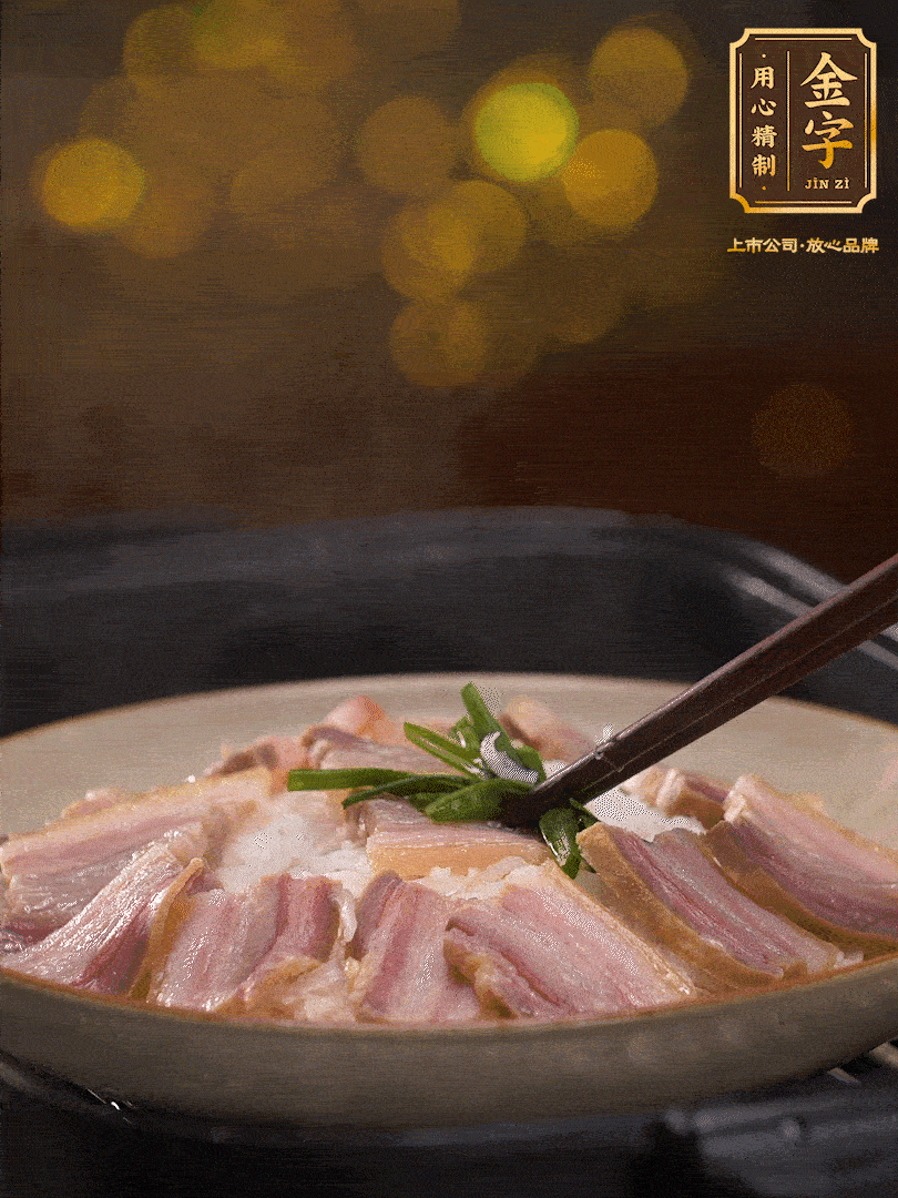 二十分鐘后關(guān)火，去除頂部的蔥段，最后撒上少許的蔥末，就完成了