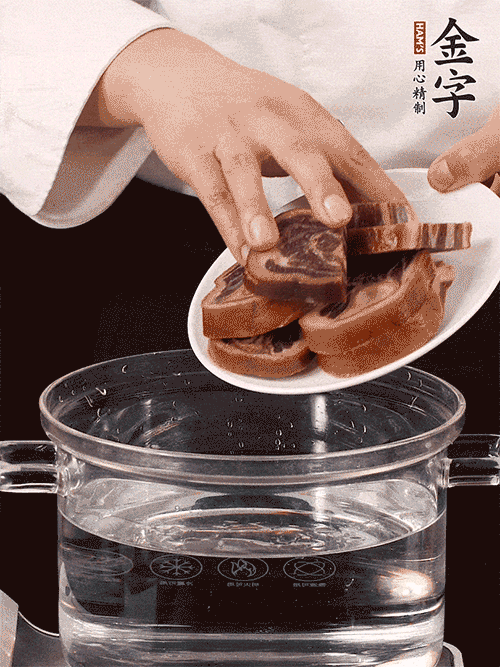 準(zhǔn)備食材。做金銀蹄有2個(gè)關(guān)鍵點(diǎn)：食材上火腿當(dāng)然得選足年發(fā)酵的金字火腿，新鮮豬爪最好選前腳、大小適宜的。