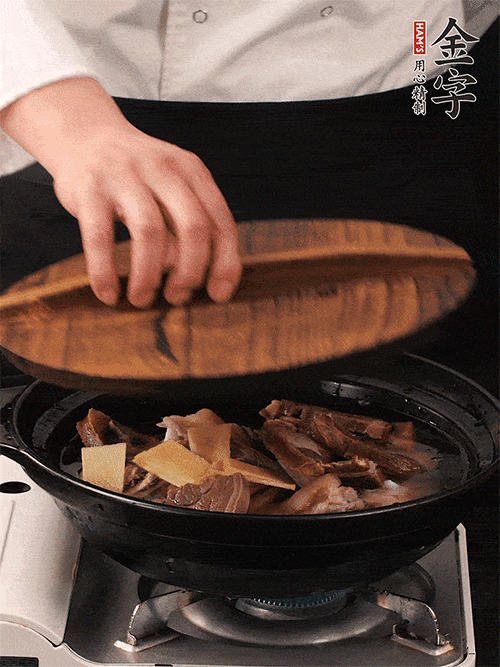 大火煮到沸騰后，轉(zhuǎn)中小火慢燉1個(gè)半小時(shí)。