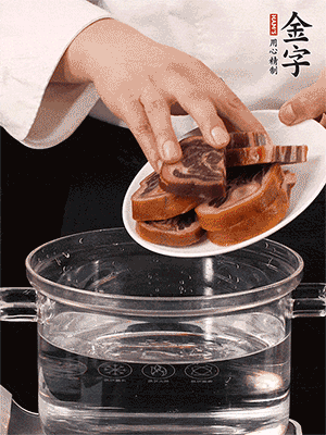 一包200g的金字火腿蹄片恰好搭配一個(gè)新鮮豬爪（豬腳）。都先加蔥姜、料酒焯水一遍，把血水清除后燉出來(lái)才能更清澈不油膩。