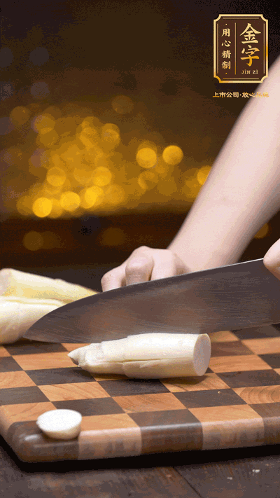 茭白剝?nèi)ネ馄?，去掉根部老硬部分，洗凈切滾刀塊