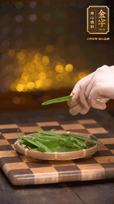 荷蘭豆去掉兩頭，切成菱形，下沸水中，加鹽、油汆燙30秒