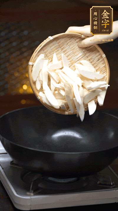 油至5成熱，下茭白塊翻炒，慢慢煎炒至表面微微焦黃