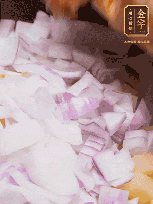 倒入洗干凈的大米、土豆丁、洋蔥碎、排骨、金字火腿xo醬、水