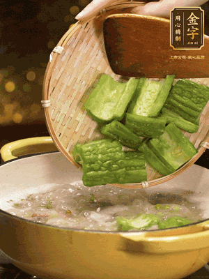 倒入熱水，和泡開的綠豆（連水）和火腿片，大火燒開燉一個(gè)小時(shí)