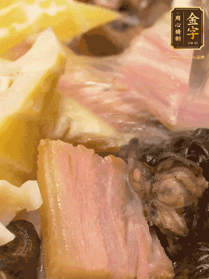 倒入滾燙的熱水，燉煮20分鐘，湯濃汁白