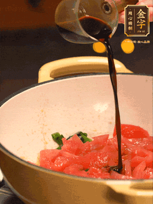 調(diào)味：1勺蠔油、1勺生抽、2轉(zhuǎn)胡椒粉和2勺番茄醬倒入400ml開水，燒至湯汁濃厚