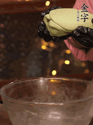 水里放點(diǎn)鹽，燒開后放艾草，一勺小蘇打，撈出浸入涼水，打成艾草泥