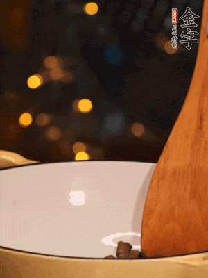 鍋中放入油，倒入醬油肉煸出油脂香味