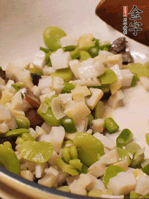 倒入蠶豆、春筍翻炒