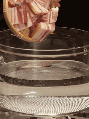 排骨、咸肉，一起下入鍋中，加入蔥，姜，料酒，倒入清水焯水清洗干凈