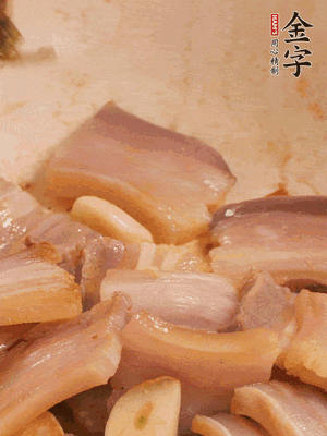 加入雪菜、咸肉冬筍 炒出香味