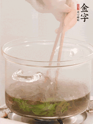 香椿焯水，變色后撈出，切成小段