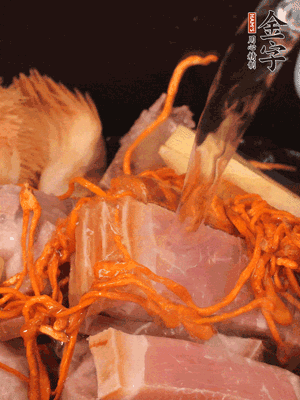 將所有食材一起倒進(jìn)鍋中，加水沒過食材，燉煮30分鐘即可