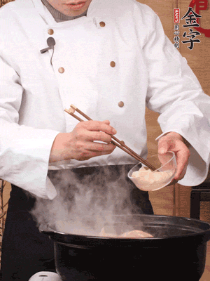 花膠、金湯放入鍋中小火再燉10分鐘