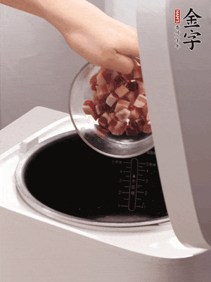 鍋中倒入豬油，油熱后炒熟上海青，給倒少許鹽調(diào)味