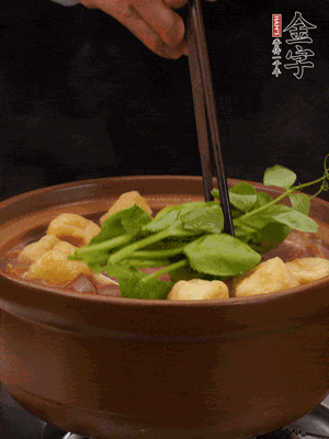 加筒骨煲的經(jīng)典配菜：金字土香腸、油豆腐、千張蓋上蓋子燜一會(huì)兒，耐心等候10分鐘。