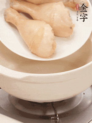 雞腿、火腿、干貝、蒜頭放入砂鍋內(nèi)燉1小時