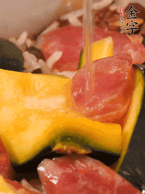 倒入溫開水，水量高出米面一個指節(jié)。