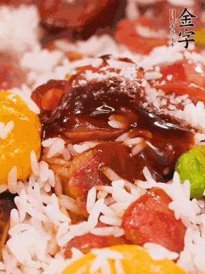 調(diào)醬汁，把蠔油：生抽：老抽：香油按1:2:1:0.5的比例。